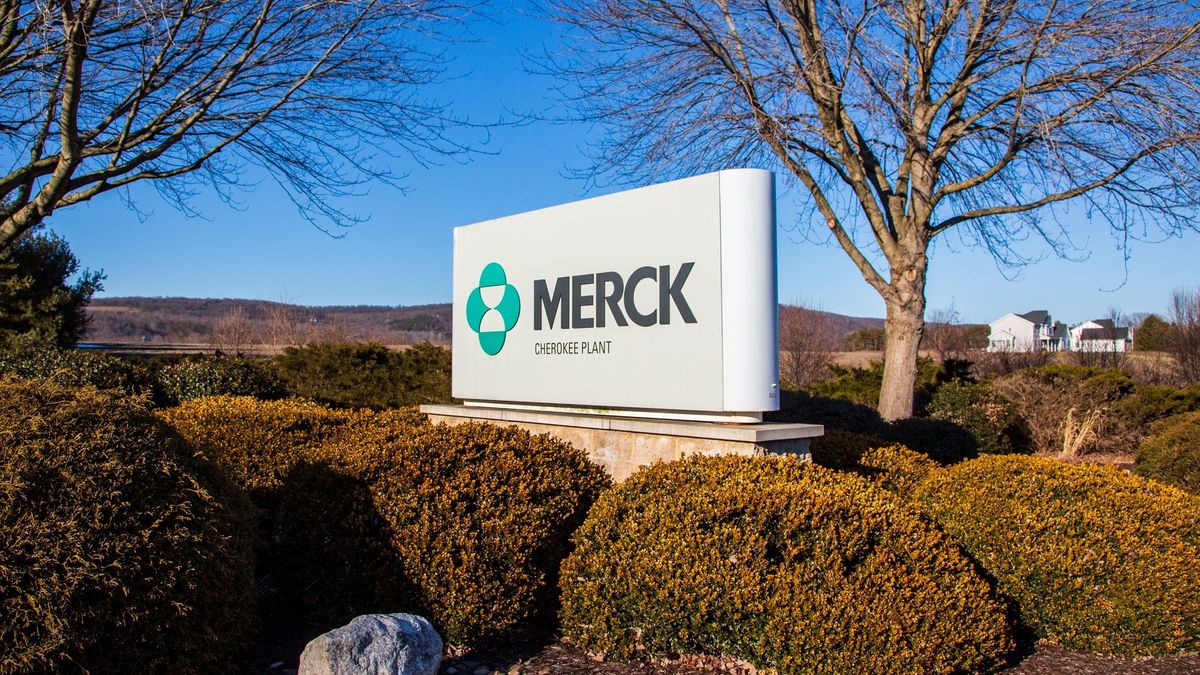 Británie jako první na světě schválila pilulku od firmy Merck pro léčbu covidu